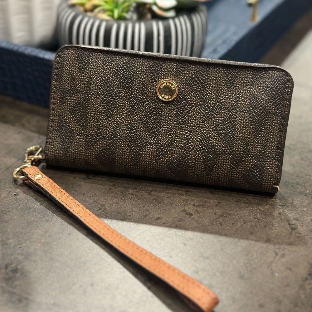 🦋Michael Kors Jet Set Slim Tech Multifunction Phone Case Wallet Brown🦋